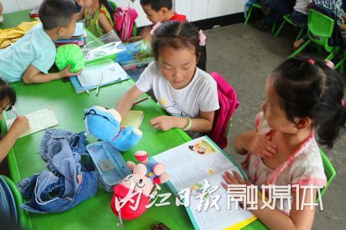 企业捐7000元图书&nbsp;给内江乡镇幼儿园送“希望”(图1)