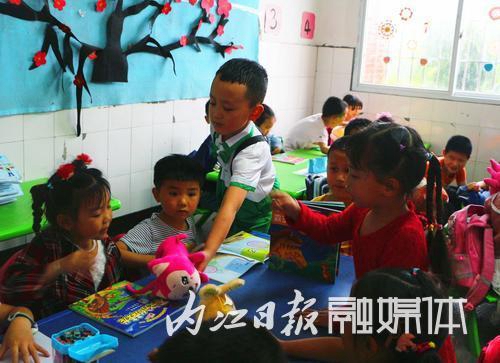 企业捐7000元图书&nbsp;给内江乡镇幼儿园送“希望”(图2)