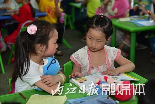 企业捐7000元图书&nbsp;给内江乡镇幼儿园送“希望”(图3)