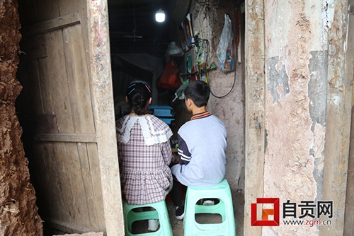 自贡：父亲病逝前&nbsp;往姐弟俩饭卡各充了200元(图1)