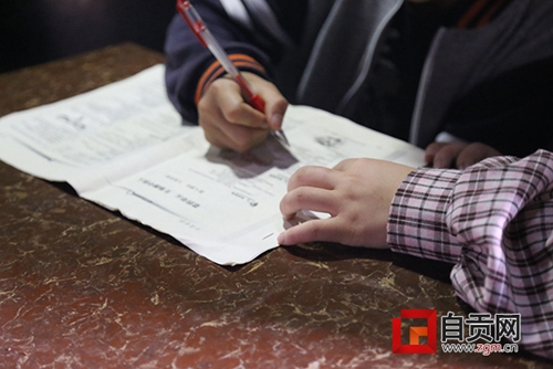 自贡：父亲病逝前&nbsp;往姐弟俩饭卡各充了200元(图2)