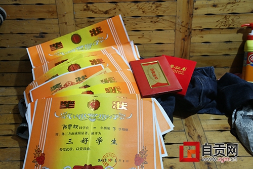 自贡：父亲病逝前&nbsp;往姐弟俩饭卡各充了200元(图3)