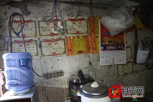 自贡：父亲病逝前&nbsp;往姐弟俩饭卡各充了200元(图4)