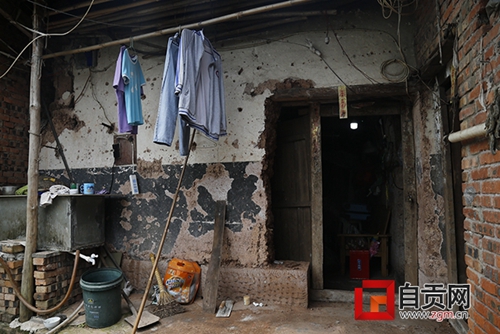 自贡：父亲病逝前&nbsp;往姐弟俩饭卡各充了200元(图5)