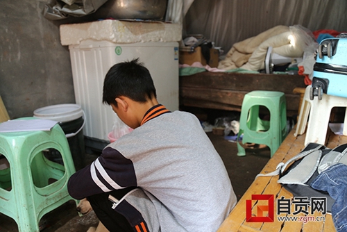 自贡：父亲病逝前&nbsp;往姐弟俩饭卡各充了200元(图6)