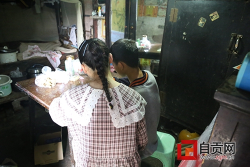 自贡：父亲病逝前&nbsp;往姐弟俩饭卡各充了200元(图7)