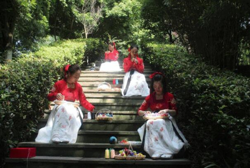 首届全国民族民间龙舟公开赛带您嗨转宜宾(图3) 首届全国民族民间龙舟公开赛带您嗨转宜宾(图3)