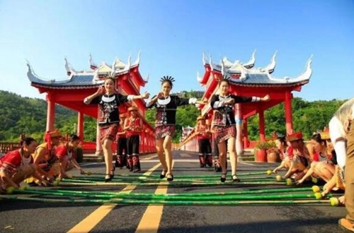 首届全国民族民间龙舟公开赛带您嗨转宜宾(图9) 首届全国民族民间龙舟公开赛带您嗨转宜宾(图9)