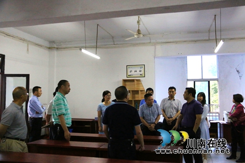 四川省考试院副院长张刚一行检查合江中学高考备考工作(图2)