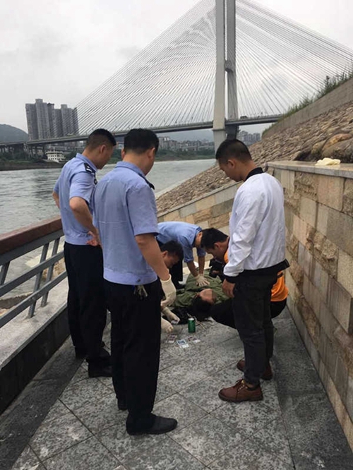 宜宾：金沙江边现“浮尸”&nbsp;法医挽回女孩性命(图1)