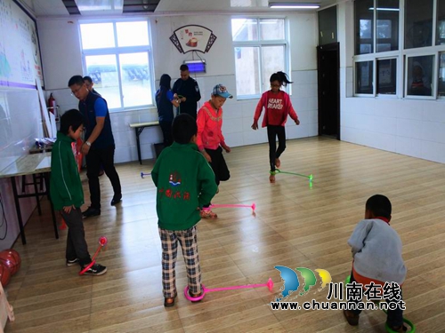 悦动健康阅享生活！华夏保险泸州中心支公司到叙永村小爱心助学(图2)