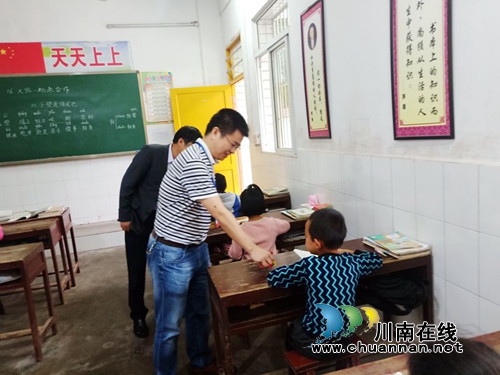 叙永一中：迎“六一”&nbsp;情系扶贫村小师生(图3)