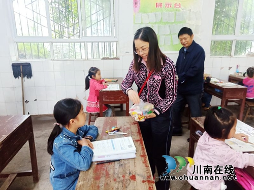 叙永一中：迎“六一”&nbsp;情系扶贫村小师生(图4)