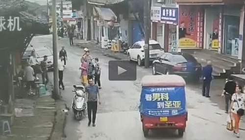 自贡司机路边吃抄手“吃脱”12分&nbsp;驾证也降级(图1)