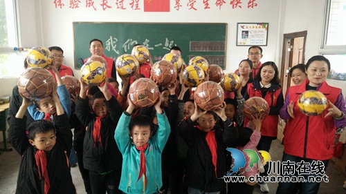 泸州市府办到叙永西溪村小学开展爱心捐赠活动(图1) 泸州市府办到叙永西溪村小学开展爱心捐赠活动(图1)