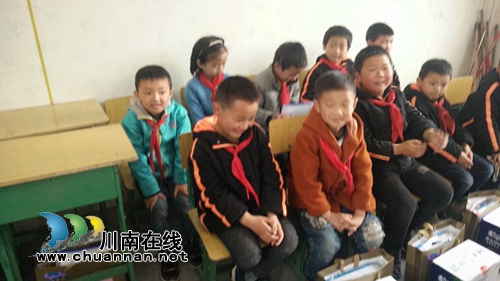 泸州市府办到叙永西溪村小学开展爱心捐赠活动(图2) 泸州市府办到叙永西溪村小学开展爱心捐赠活动(图2)