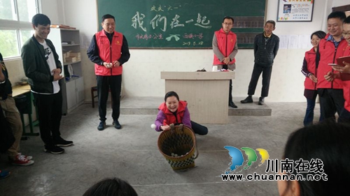 泸州市府办到叙永西溪村小学开展爱心捐赠活动(图3) 泸州市府办到叙永西溪村小学开展爱心捐赠活动(图3)