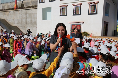 泸州中院缤纷彩蝶普法志愿行走进乡城城关中学(图1)