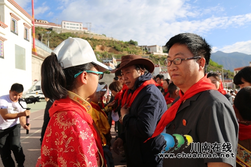 泸州中院缤纷彩蝶普法志愿行走进乡城城关中学(图2)