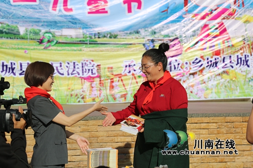 泸州中院缤纷彩蝶普法志愿行走进乡城城关中学(图4)