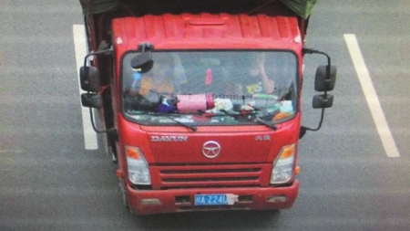 成都司机用手套挡车牌&nbsp;被处罚款300元记15分(图1)