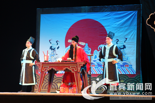 川剧《梅女》在宜宾上演 现场观众大呼过瘾(图2) 川剧《梅女》在宜宾上演 现场观众大呼过瘾(图2)