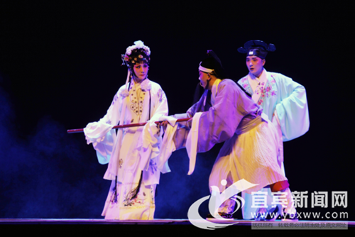 川剧《梅女》在宜宾上演 现场观众大呼过瘾(图3) 川剧《梅女》在宜宾上演 现场观众大呼过瘾(图3)