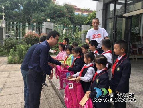 江阳区张坝街道到梓橦路小学渔子溪学校“六.一”儿童节慰问活动(图2) 江阳区张坝街道到梓橦路小学渔子溪学校“六.一”儿童节慰问活动(图2)