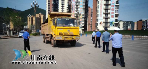 古蔺县五部门联合执法 重拳整治道路扬尘污染(图1) 古蔺县五部门联合执法 重拳整治道路扬尘污染(图1)