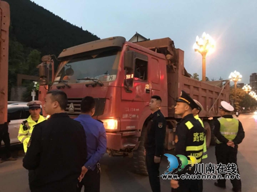 古蔺县五部门联合执法 重拳整治道路扬尘污染(图2) 古蔺县五部门联合执法 重拳整治道路扬尘污染(图2)