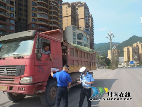 古蔺县五部门联合执法 重拳整治道路扬尘污染(图4) 古蔺县五部门联合执法 重拳整治道路扬尘污染(图4)