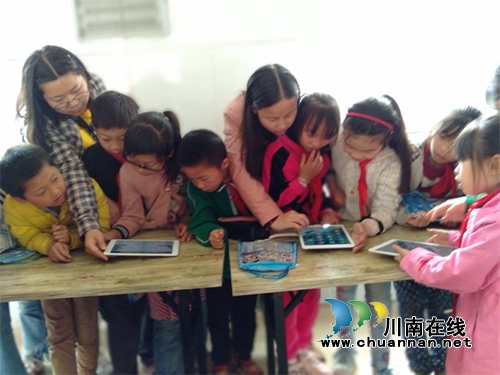 四川省图书馆赴叙永县向林镇棉竹村小学开展“喜迎六一 祝福祖国”文化帮扶活动(图3) 四川省图书馆赴叙永县向林镇棉竹村小学开展“喜迎六一 祝福祖国”文化帮扶活动(图3)