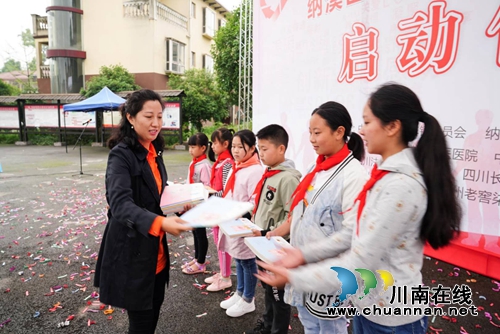 纳溪龙车镇：教授下乡献爱心&nbsp;乡村振兴新气象(图2)