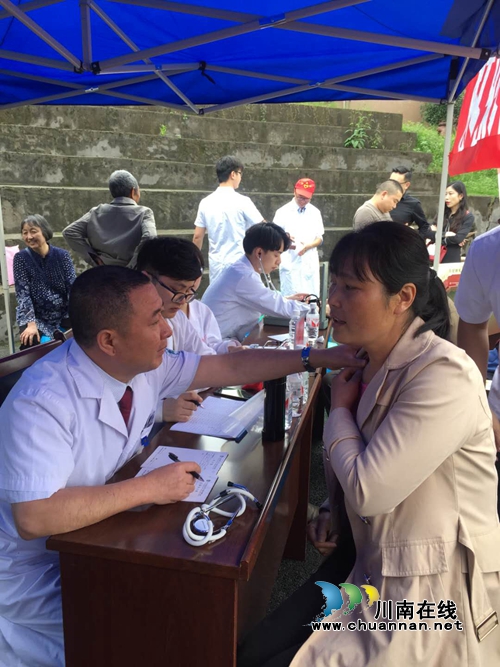 纳溪龙车镇：教授下乡献爱心&nbsp;乡村振兴新气象(图3)