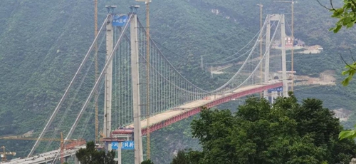 世界山区峡谷第一高塔悬索桥赤水河大桥合龙(图1)