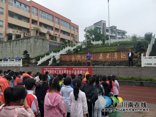 四川怡升环保科技为合江虎头镇中心校捐赠饮水机(图1)