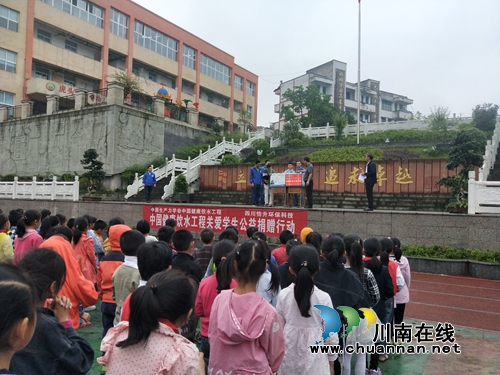 四川怡升环保科技为合江虎头镇中心校捐赠饮水机(图2)