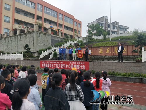 四川怡升环保科技为合江虎头镇中心校捐赠饮水机(图3)