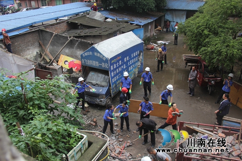 泸县综合行政执法局“零容忍”依法拆除违建(图1)