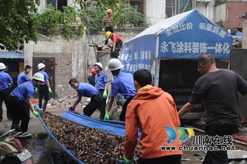 泸县综合行政执法局“零容忍”依法拆除违建(图2)