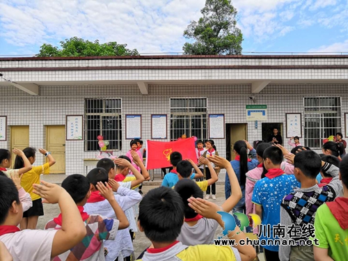 泸县雄发建筑工程公司向志城村小学捐赠图书(图2)