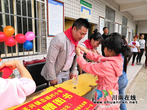 泸县雄发建筑工程公司向志城村小学捐赠图书(图3)