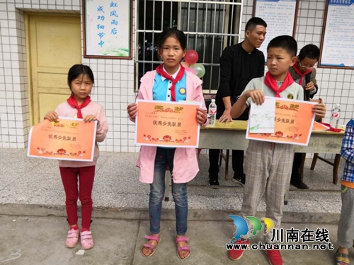 泸县雄发建筑工程公司向志城村小学捐赠图书(图4)