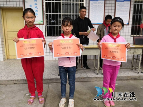 泸县雄发建筑工程公司向志城村小学捐赠图书(图5)