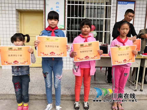 泸县雄发建筑工程公司向志城村小学捐赠图书(图6)