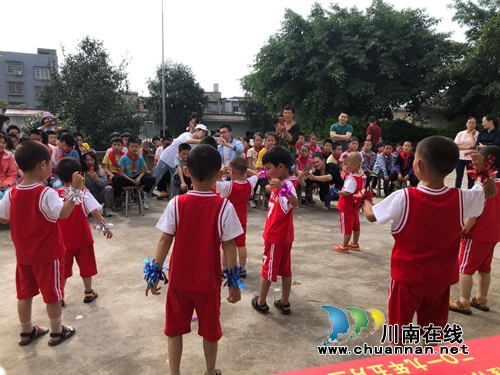 泸县雄发建筑工程公司向志城村小学捐赠图书(图7)