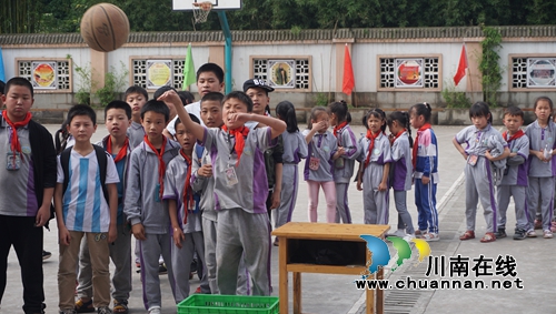 纳溪区天仙镇学校组织学生参加趣味游园活动庆祝“六一”(图1)