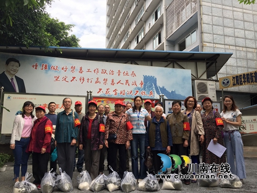 江阳区华阳街道竹苑社区组织慰问辖区高龄、贫困老党员(图1)