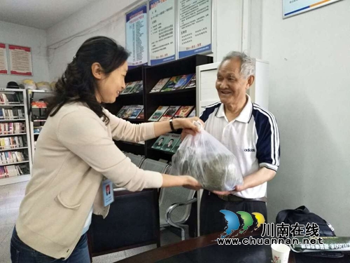 江阳区华阳街道竹苑社区组织慰问辖区高龄、贫困老党员(图2)