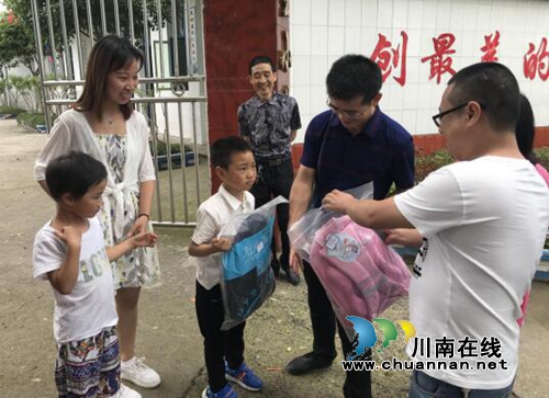 宜宾长兴镇：“六一”走访暖人心，慰问帮扶促和谐(图1)